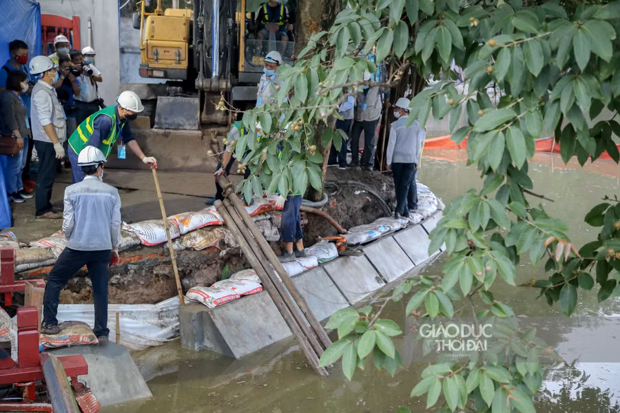 Trong sáng ngày hôm nay những công đoạn cuối cùng hoàn thiện bờ kè hồ Hoàn Kiếm được tiến hành khẩn trương.