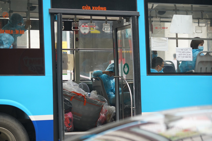 Hà Nội: Đưa hàng chục F1 ở phường Lê Đại Hành đi cách ly tập trung ảnh 4