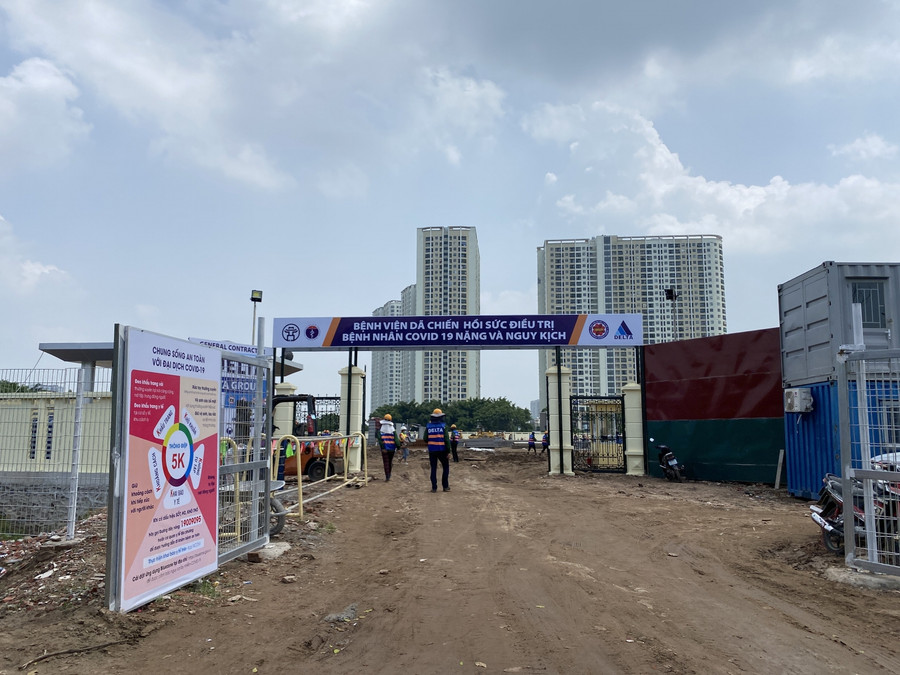 Cận cảnh bệnh viện dã chiến đang trong quá trình thi công tại Hà Nội.