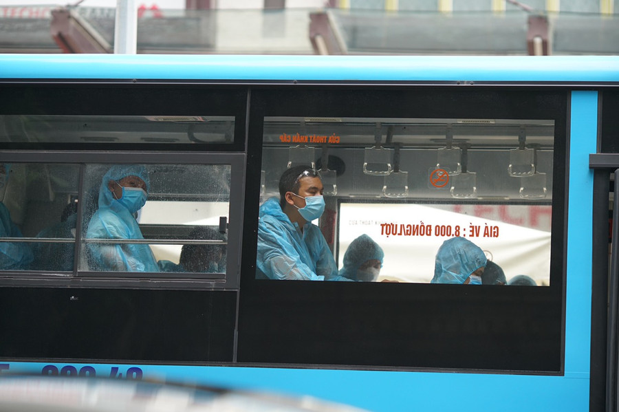 Trước đó, CDC Hà Nội xác định một nhân viên bảo vệ của Trung tâm thương mại Vincom Bà Triệu dương tính với Covid-19. Ngay lập tức toàn bộ tòa nhà đã bị phong tỏa, các nhân viên được lấy mẫu xét nghiệm.