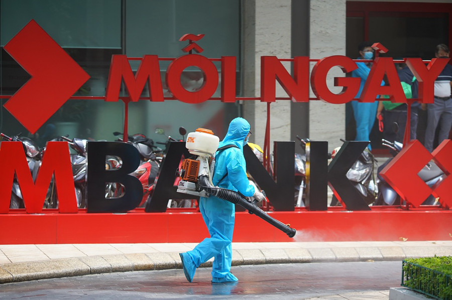 Sau khi các phương tiện di chuyển, lực lượng chức năng đã phun khử khuẩn toàn bộ khu vực xung quanh.