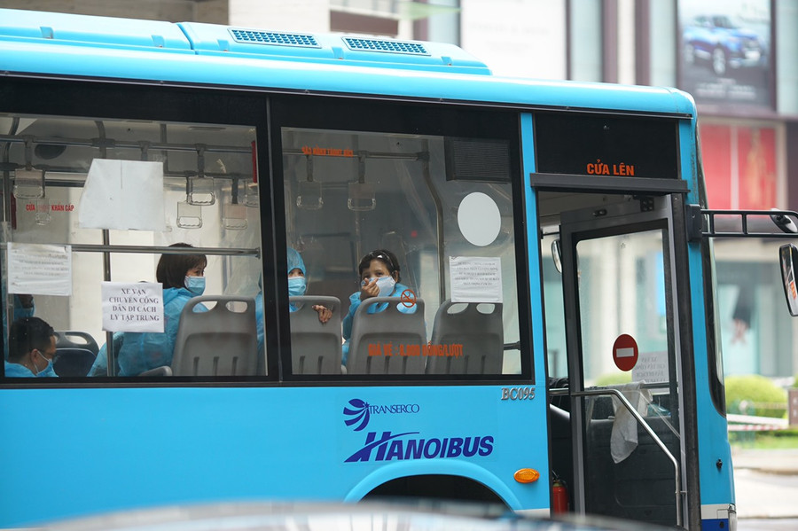 Hà Nội: Đưa hàng chục F1 ở phường Lê Đại Hành đi cách ly tập trung ảnh 3