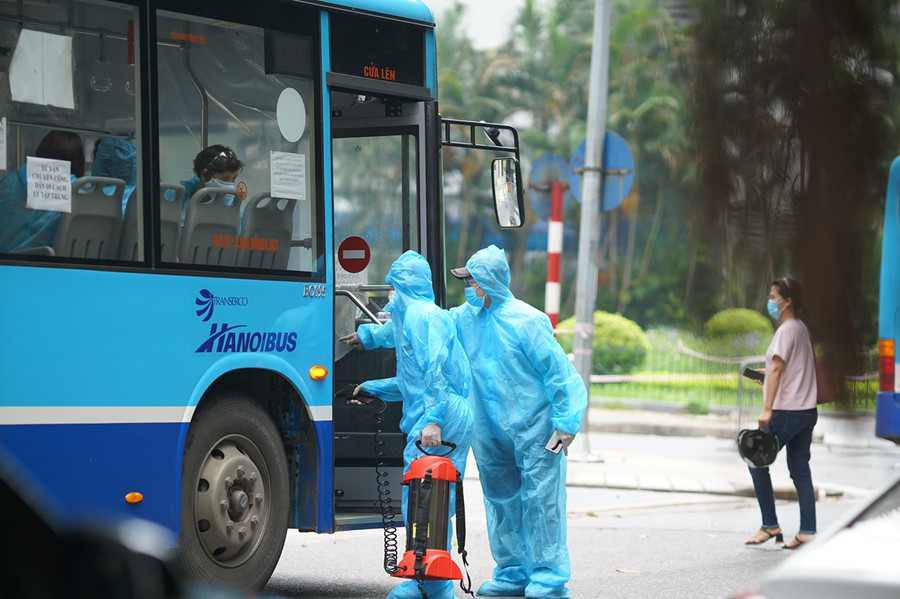 Sáng ngày hôm nay, 3 chiếc xe buýt đã có mặt tại khu vực Vincom để đưa những người thuộc diện F1 đi cách ly tập trung.