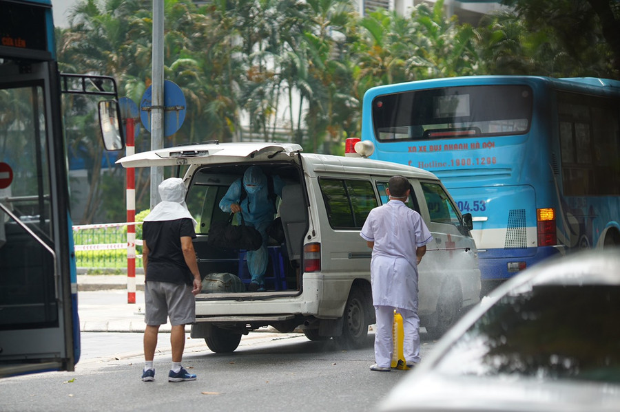 Trước đó, xe trung chuyển sẽ đón những người thuộc diện F1 từ một số khu vực trên địa bàn phường đến địa điểm tập trung tại Vincom.