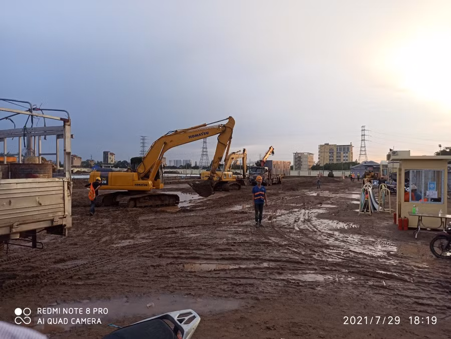 Hình ảnh thi công bên trong công trường xây dựng bệnh viên dã chiến ngày 29/7.