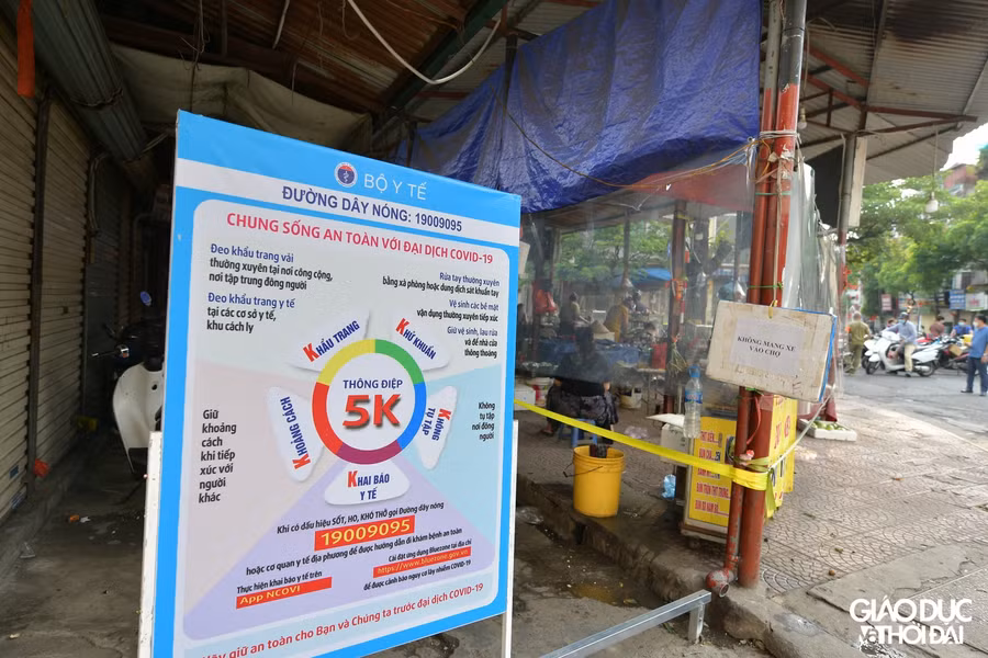 Biển hiệu tại chợ được đặt tại những nơi dễ nhìn, xe không được phép đi vào trong chợ để đảm bảo không gian và số lượng người vào chợ.