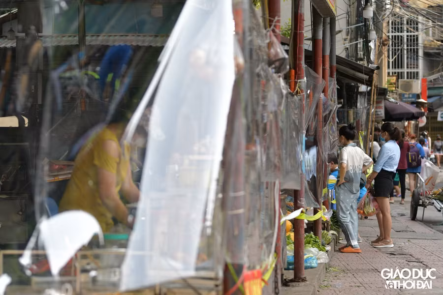 Để đảm bảo an toàn phòng chống dịch, lực lượng chức năng sẽ luôn có mặt tại chợ để nhắc nhở người dân đứng giãn cách.