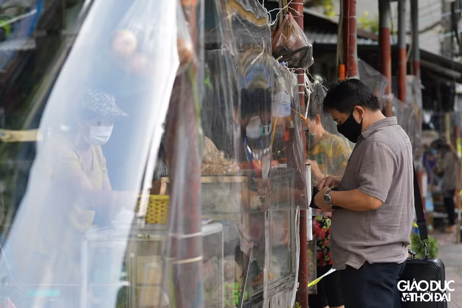 Tại chợ, mỗi 1 gian hàng đều sẽ tự lắp vách ngăn cho mình.