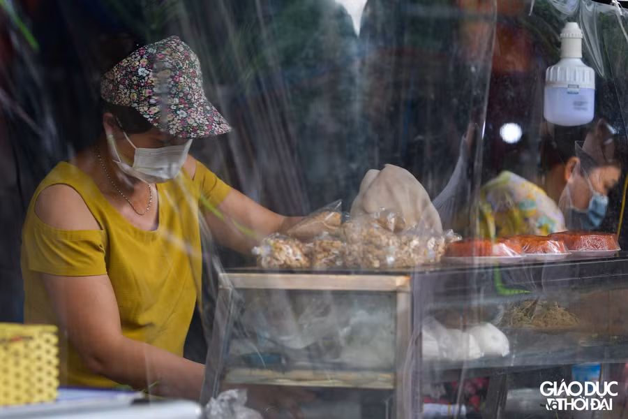 Hà Nội: Độc đáo chợ "quây nilong" phòng Covid-19 ảnh 3