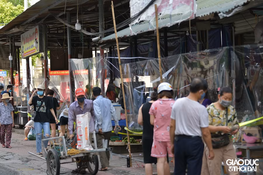 Vách ngăn được quây kín tất cả các gian hàng tại chợ.