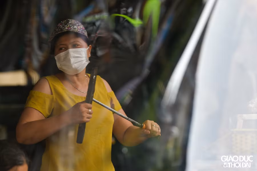 Được biết, trước đây chợ Bách Khoa chỉ mở buổi sáng nhưng những ngày gần đây đã mở thêm cả buổi chiều để phục vụ nhu cầu mua bán của người dân.