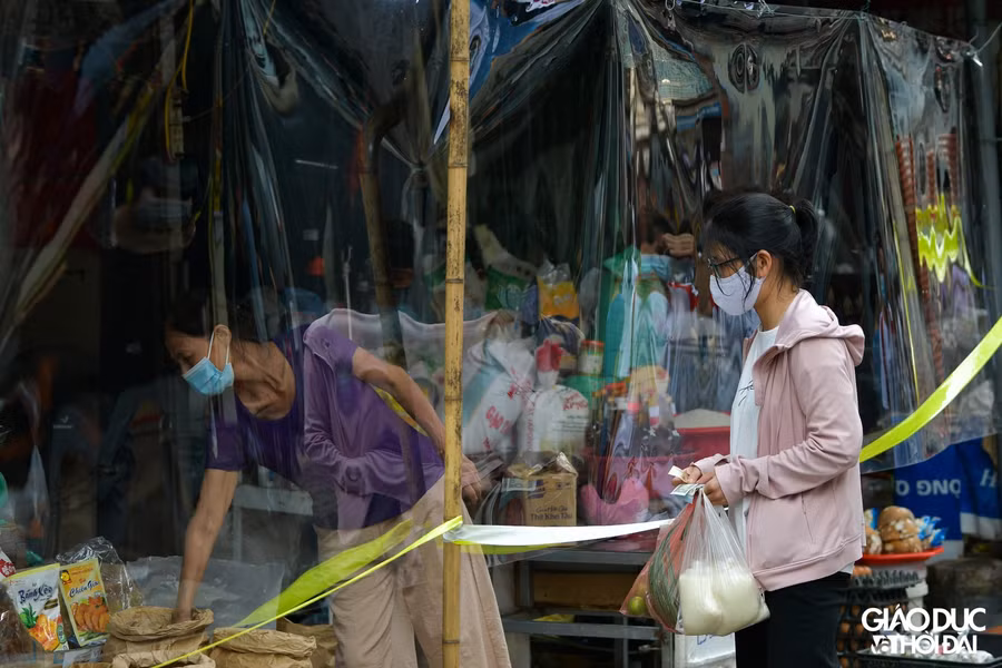 Nhiều người dân đến chợ cảm thấy an tâm hơn khi mua hàng.