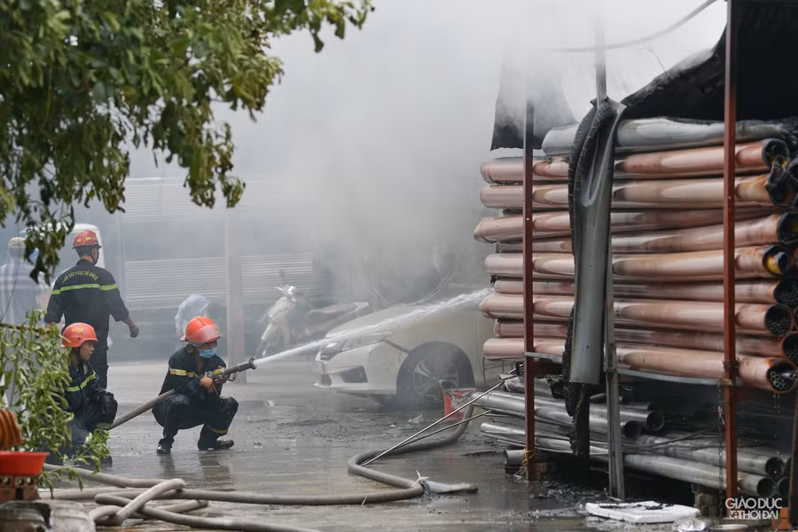 Ngay sau khi nhận được tin báo lực lượng PCCC đã huy động 6 xe chữa cháy đến hiện trường.