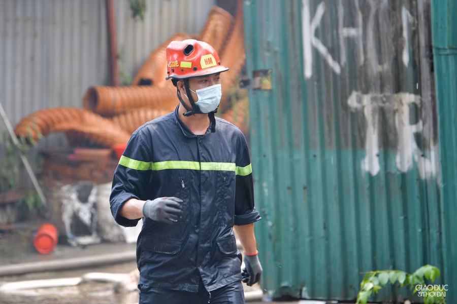 Hà Nội: Cháy lớn kho xưởng cạnh chung cư Đồng Tàu ảnh 10