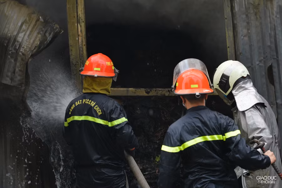 Hà Nội: Cháy lớn kho xưởng cạnh chung cư Đồng Tàu ảnh 5