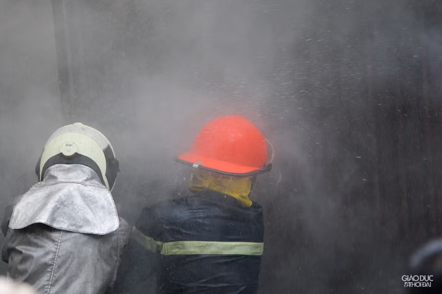 Đến khoảng 14h20 đám cháy được dập tắt hoàn toàn.