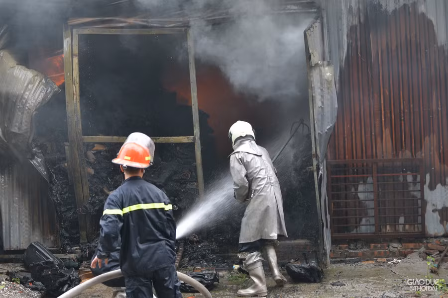 Khoảng 14h, nhiều khu vực trong kho vẫn bốc cháy dữ dội.