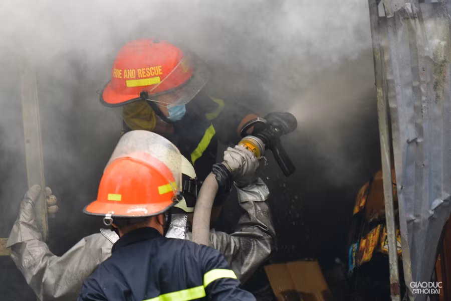 Hà Nội: Cháy lớn kho xưởng cạnh chung cư Đồng Tàu ảnh 6