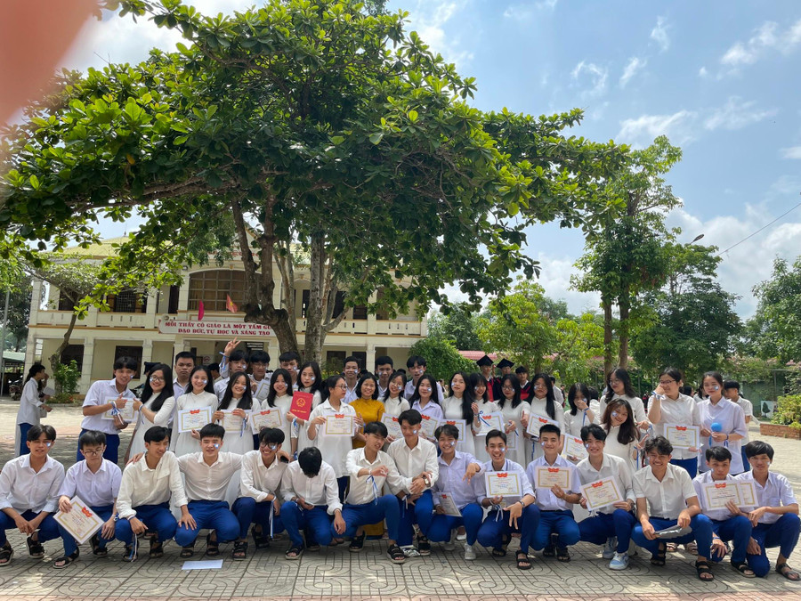 Học sinh lớp 12A1 Trường THPT Hướng Hóa ngày tổng kết (Ảnh: Trường THPT Hướng Hóa). Học sinh lớp 12A1 Trường THPT Hướng Hóa ngày tổng kết (Ảnh: Trường THPT Hướng Hóa).