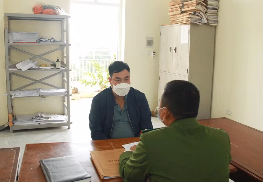 Tài xế Bằng Văn Thêm làm việc với cơ quan chức năng.