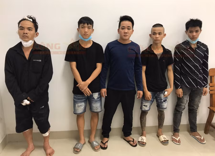 Nguyễn Tĩnh (ngoài cùng bên trái) cùng đồng bọn tại cơ quan công an. Ảnh: Công an tỉnh Bà Rịa – Vũng Tàu