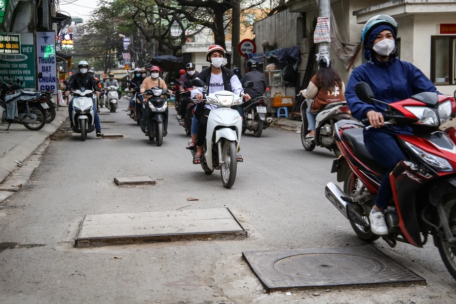 Con phố chỉ kéo dài khoảng 500m nhưng có rất nhiều hố ga " lộ thiên" gây mất an toàn giao thông.