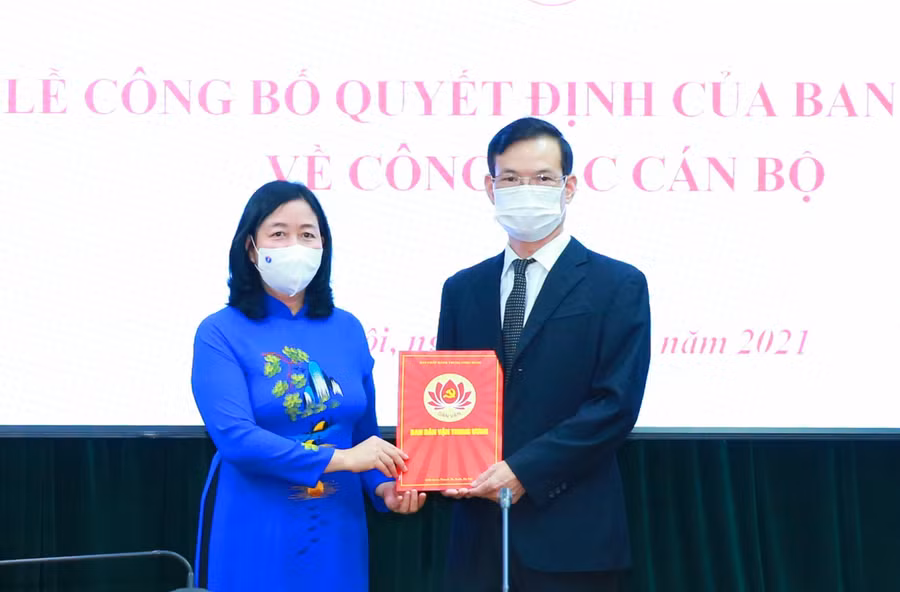 Bà Bùi Thị Minh Hoài, Trưởng Ban Dân vận Trung ương trao quyết định điều động, bổ nhiệm ông Triệu Tài Vinh làm Phó Trưởng Ban Dân vận Trung ương.
