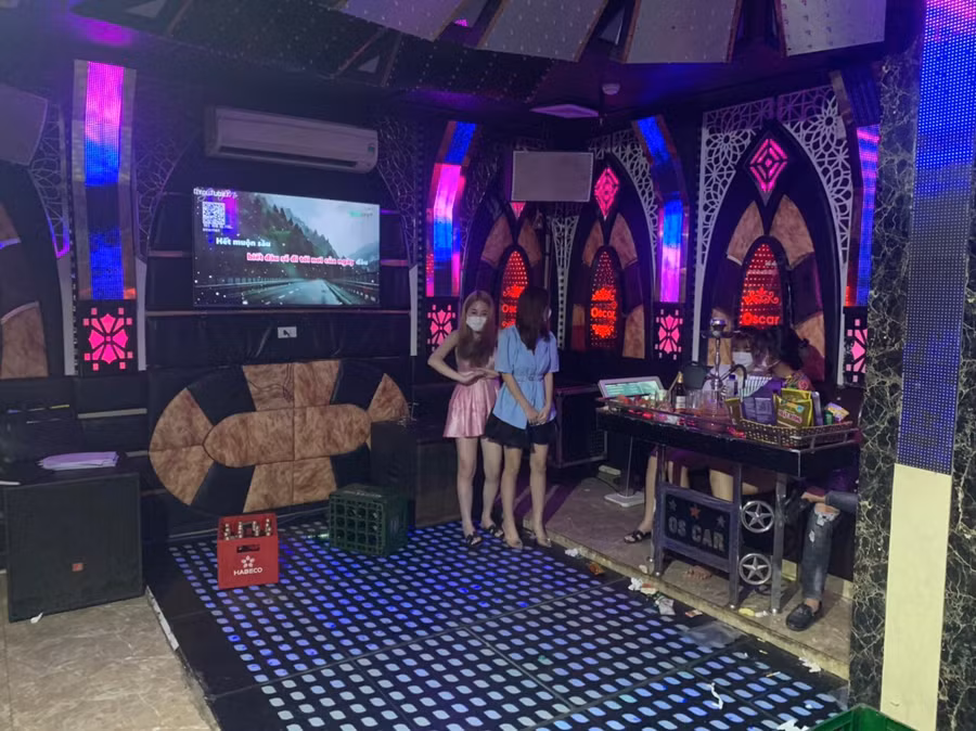 Quán karaoke OSC mở cửa đón khách bất chấp lệnh cấm.