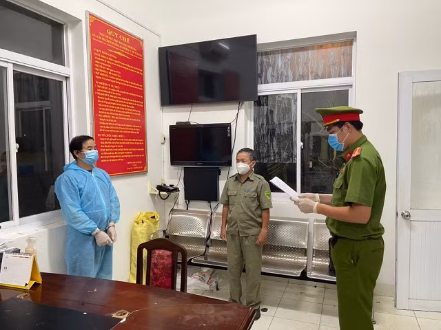 Cơ quan CSĐT Công an TP. Vũng Tàu thực hiện lệnh bắt tạm giam đối với Vũ Tiến Giang. Ảnh: Công an Bà Rịa - Vũng Tàu.