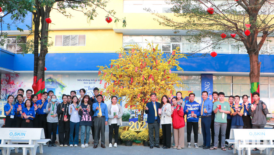 Sinh viên được Ban Giám hiệu Trường ĐH Gia Định chúc Tết và trao lì xì trong buổi học đầu tiên. Sinh viên được Ban Giám hiệu Trường ĐH Gia Định chúc Tết và trao lì xì trong buổi học đầu tiên.