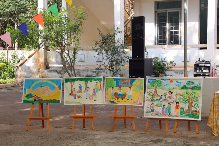 Khu vực trưng bày tranh về chủ đề "Nước sạch và Vệ sinh môi trường" của các em học sinh TP Buôn Ma Thuột.