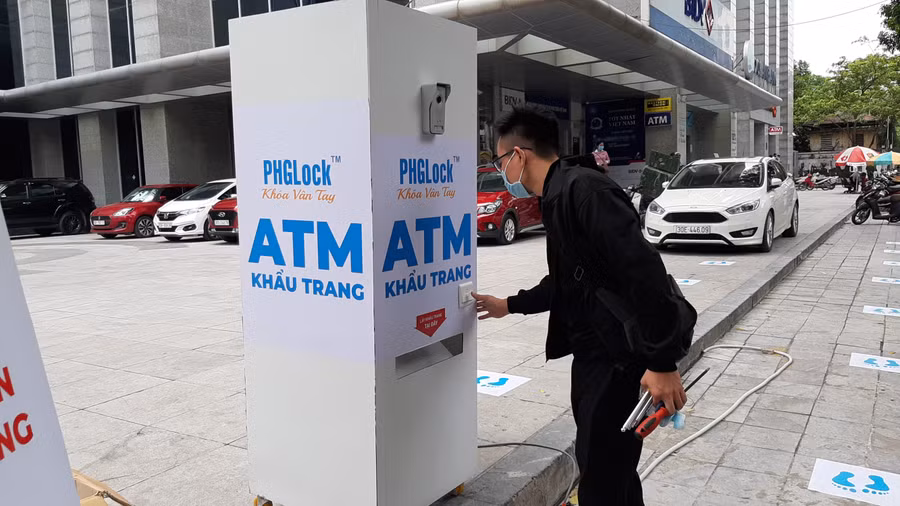 Máy "ATM khẩu trang" sẽ nhận diện khuôn mặt khi có người đến lấy.