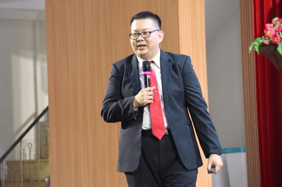 Ông Nguyễn Thế Đức Tâm (Trường Đại học Kinh tế - Luật) trình bày tham luận tại hội thảo