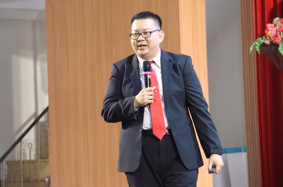 Ông Nguyễn Thế Đức Tâm (Trường Đại học Kinh tế - Luật) trình bày tham luận tại hội thảo