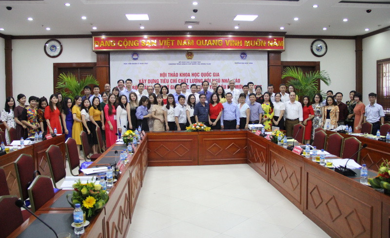 Các chuyên gia, nhà khoa học và cán bộ, giảng viên Học viện Quản lý GD tham gia hội thảo