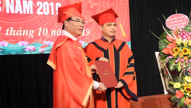 PGS Đậu Xuân Cảnh (bên trái) Trao Bằng tiến sỹ cho nghiên cứu sinh