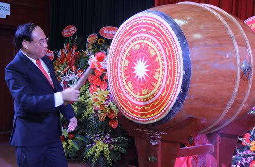 Tiến sỹ Đậu Xuân Cảnh đánh trống khai giảng năm học mới 2017-2018