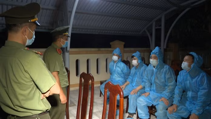 4 người Trung Quốc nhập cảnh trái phép vào Việt Nam bị cơ quan chức năng phát hiện. Ảnh: Công an Quảng Bình.