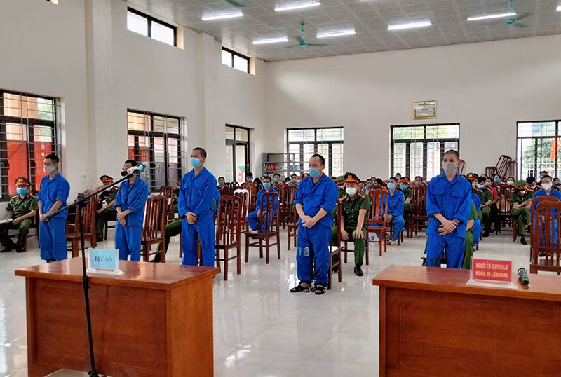 Các bị cáo phạm tội Tổ chức cho người khác nhập cảnh trái phép tại phiên xét xử. Ảnh: Công an Quảng Ninh.