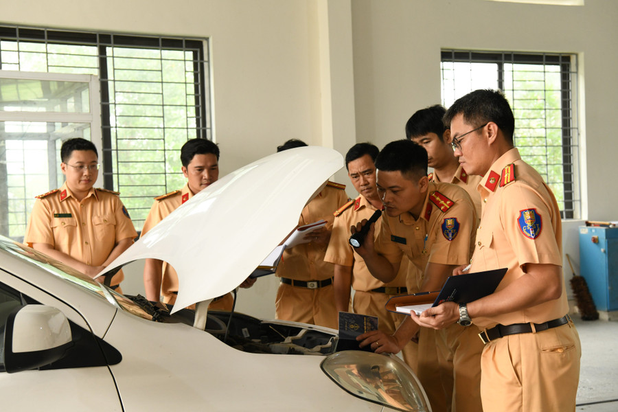 Đây là nhiệm vụ chính trị hết sức cấp bách tại thời điểm hiện nay, đáp ứng sự mong đợi của người dân, kịp thời giải quyết những vướng mắc, trăn trở của người dân trong công tác đăng kiểm” – Thiếu tướng Lê Xuân Đức nhấn mạnh. Đây là nhiệm vụ chính trị hết sức cấp bách tại thời điểm hiện nay, đáp ứng sự mong đợi của người dân, kịp thời giải quyết những vướng mắc, trăn trở của người dân trong công tác đăng kiểm” – Thiếu tướng Lê Xuân Đức nhấn mạnh.