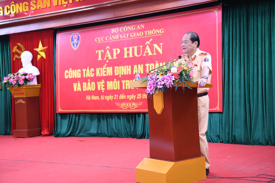 Thiếu tướng Lê Xuân Đức, Phó Cục trưởng Cục CSGT, Trưởng Ban tổ chức tập huấn dự, phát biểu khai mạc. Thiếu tướng Lê Xuân Đức, Phó Cục trưởng Cục CSGT, Trưởng Ban tổ chức tập huấn dự, phát biểu khai mạc.