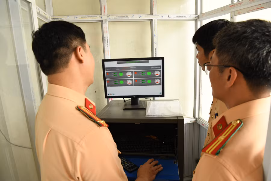 Các học viên thực hành nghiêm quy trình kiểm định an toàn kỹ thuật và bảo vệ môi trường đối với xe cơ giới.