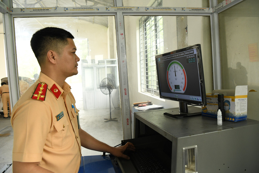 Đây là nhiệm vụ chính trị hết sức cấp bách tại thời điểm hiện nay, đáp ứng sự mong đợi của người dân, kịp thời giải quyết những vướng mắc, trăn trở của người dân trong công tác đăng kiểm” – Thiếu tướng Lê Xuân Đức nhấn mạnh. Đây là nhiệm vụ chính trị hết sức cấp bách tại thời điểm hiện nay, đáp ứng sự mong đợi của người dân, kịp thời giải quyết những vướng mắc, trăn trở của người dân trong công tác đăng kiểm” – Thiếu tướng Lê Xuân Đức nhấn mạnh.