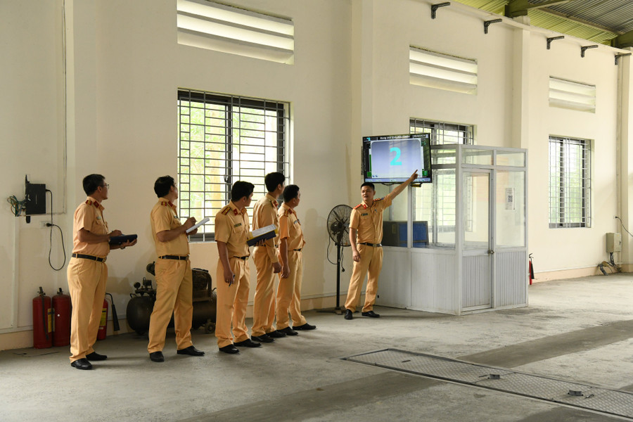 Lực lượng Công an sẽ hỗ trợ kiểm tra kỹ thuật, nghiệp vụ để việc đăng kiểm của người dân được thuận lợi, nhanh chóng nhất; đồng thời yêu cầu, các CBCS được cử đi tăng cường thực hiện nhiệm vụ tại các Trung tâm đăng kiểm phải tuân thủ nghiêm điều lệnh CAND và lực lượng CSGT, phối hợp chặt chẽ với lực lượng đăng kiểm của ngành GTVT trong khi thực thi nhiệm vụ, không làm ảnh hưởng đến hoạt động và sinh hoạt bình thường của các Trung tâm đăng kiểm và các cơ quan đơn vị. Lực lượng Công an sẽ hỗ trợ kiểm tra kỹ thuật, nghiệp vụ để việc đăng kiểm của người dân được thuận lợi, nhanh chóng nhất; đồng thời yêu cầu, các CBCS được cử đi tăng cường thực hiện nhiệm vụ tại các Trung tâm đăng kiểm phải tuân thủ nghiêm điều lệnh CAND và lực lượng CSGT, phối hợp chặt chẽ với lực lượng đăng kiểm của ngành GTVT trong khi thực thi nhiệm vụ, không làm ảnh hưởng đến hoạt động và sinh hoạt bình thường của các Trung tâm đăng kiểm và các cơ quan đơn vị.