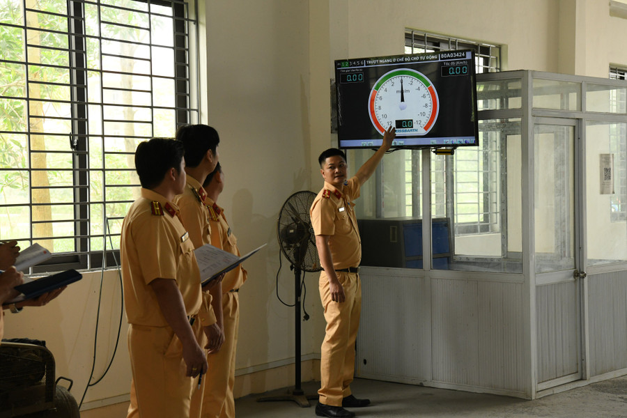 Đây là nhiệm vụ chính trị hết sức cấp bách tại thời điểm hiện nay, đáp ứng sự mong đợi của người dân, kịp thời giải quyết những vướng mắc, trăn trở của người dân trong công tác đăng kiểm” – Thiếu tướng Lê Xuân Đức nhấn mạnh. Đây là nhiệm vụ chính trị hết sức cấp bách tại thời điểm hiện nay, đáp ứng sự mong đợi của người dân, kịp thời giải quyết những vướng mắc, trăn trở của người dân trong công tác đăng kiểm” – Thiếu tướng Lê Xuân Đức nhấn mạnh.