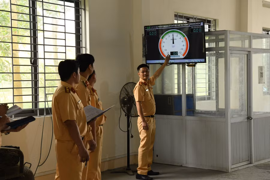 Đây là nhiệm vụ chính trị hết sức cấp bách tại thời điểm hiện nay, đáp ứng sự mong đợi của người dân, kịp thời giải quyết những vướng mắc, trăn trở của người dân trong công tác đăng kiểm” – Thiếu tướng Lê Xuân Đức nhấn mạnh.