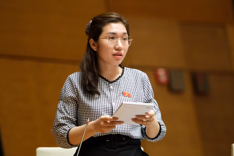 Đại biểu Quàng Thị Nguyệt - Đoàn Đại biểu Quốc hội tỉnh Điện Biên chất vấn Phó Thủ tướng Thường trực Chính phủ Phạm Bình Minh.