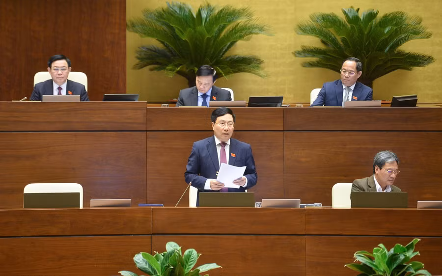 Phó Thủ tướng Thường trực Chính phủ Phạm Bình Minh đăng đàn trả lời chất vấn của đại biểu Quốc hội