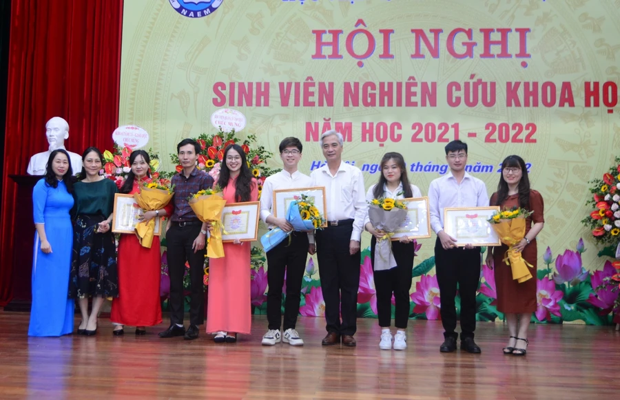 PGS.TS Trần Hữu Hoan - Phó Giám đốc Học viện Quản lý Giáo dục (thứ tư từ phải qua trái) trao giấy khen và tặng hoá chúc mừng cho các sinh viên đạt thành tích cao trong nghiên cứu khoa học