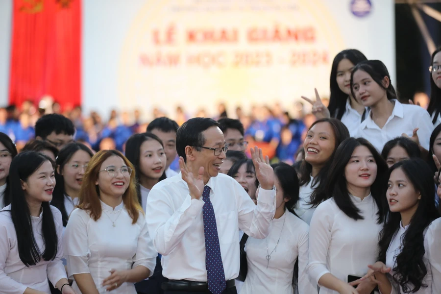 GS.TS Nguyễn Văn Minh – Hiệu trưởng Trường ĐH Sư phạm Hà Nội giao lưu, trò chuyện với tân sinh viên tại Lễ khai giảng năm học 2023 - 2024.